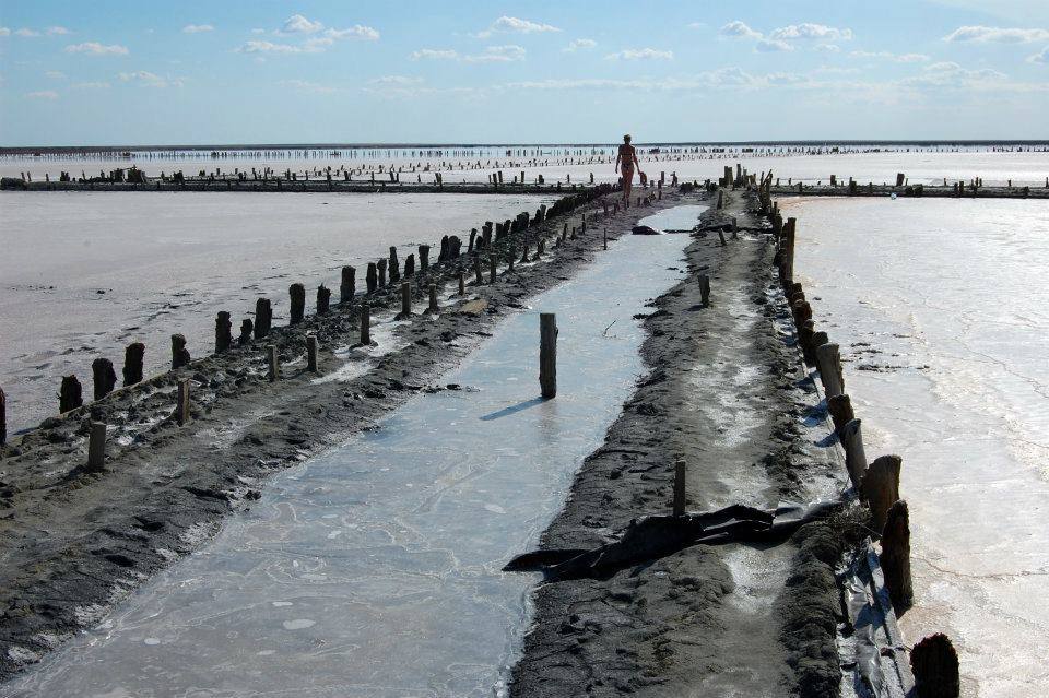 El Mar Podrido (Golfo de Sivash, Ucrania) | Su nombre viene por la poca produndidad de sus aguas, que al calentarse en verano producen un olor muy desagradable que viene acompañado de una abundante evaporación.