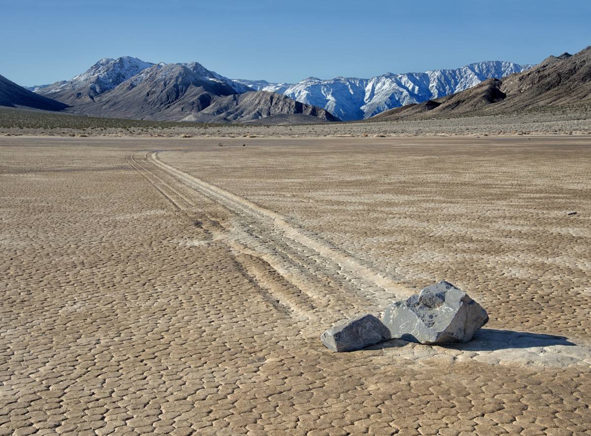 Piedras rodantes (Valle de la Muerte, California) | Fue un misterio durante muchos años, hasta que un científico de la NASA descubrió que los desplazamientos de estas piedras se producen por el hielo que se forma sobre ellas cuando bajan las temperaturas, que hace que floten sin problema cuando sopla el viento.