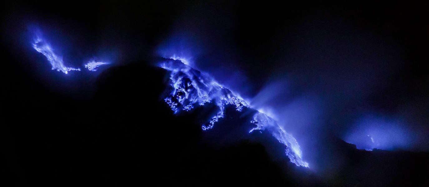 Fuego azul (Indonesia) | En la isla de Java se encuentra el volcán Kawah Ijen. La gran cantidad de azufre que contiene lo hace especial, ya que su combustión produce una impactante luz azul. 