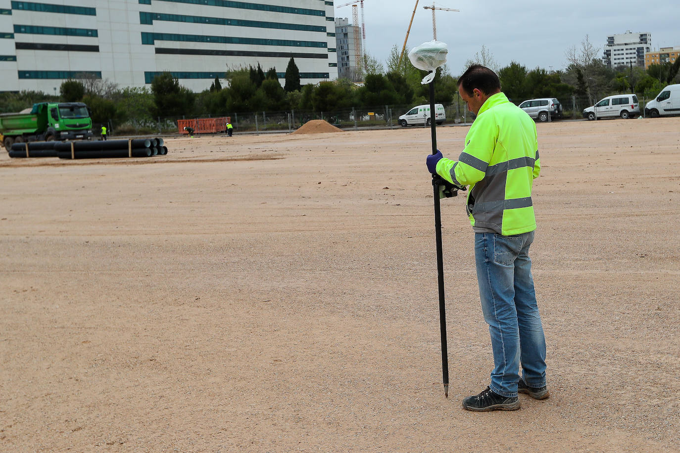 Obras para preparar el hospital de campaña junto a La Fe, en la segunda semana de estado de alarma.