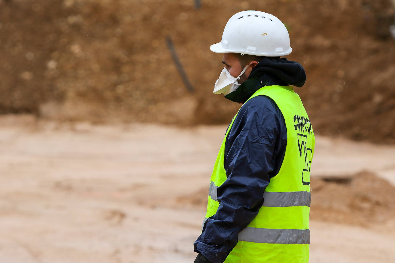 Obras para preparar el hospital de campaña junto a La Fe, en la segunda semana de estado de alarma.