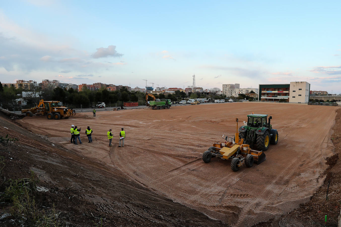 Obras para preparar el hospital de campaña junto a La Fe, en la segunda semana de estado de alarma.