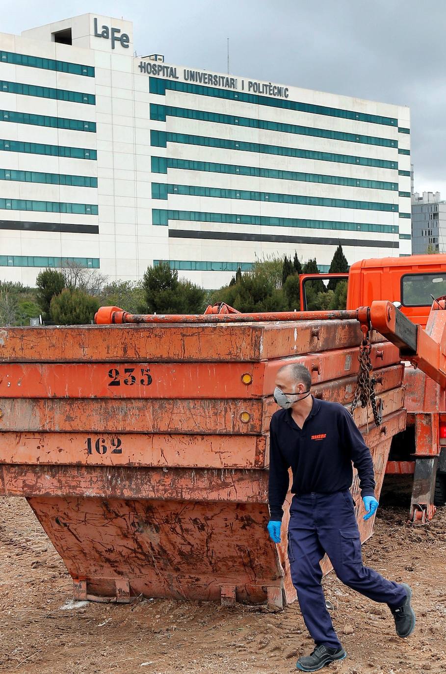 Primeras obras para preparar el hospital de campaña junto a La Fe.