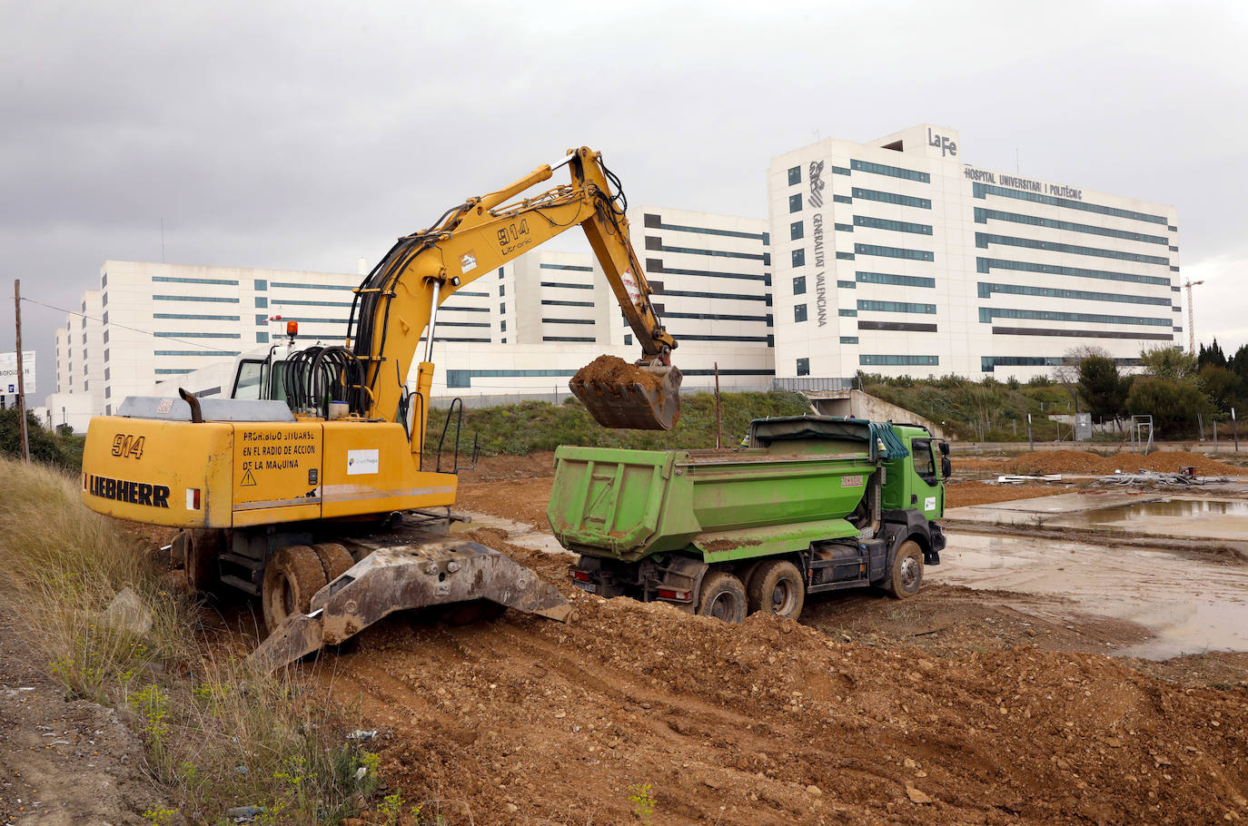 Primeras obras para preparar el hospital de campaña junto a La Fe.