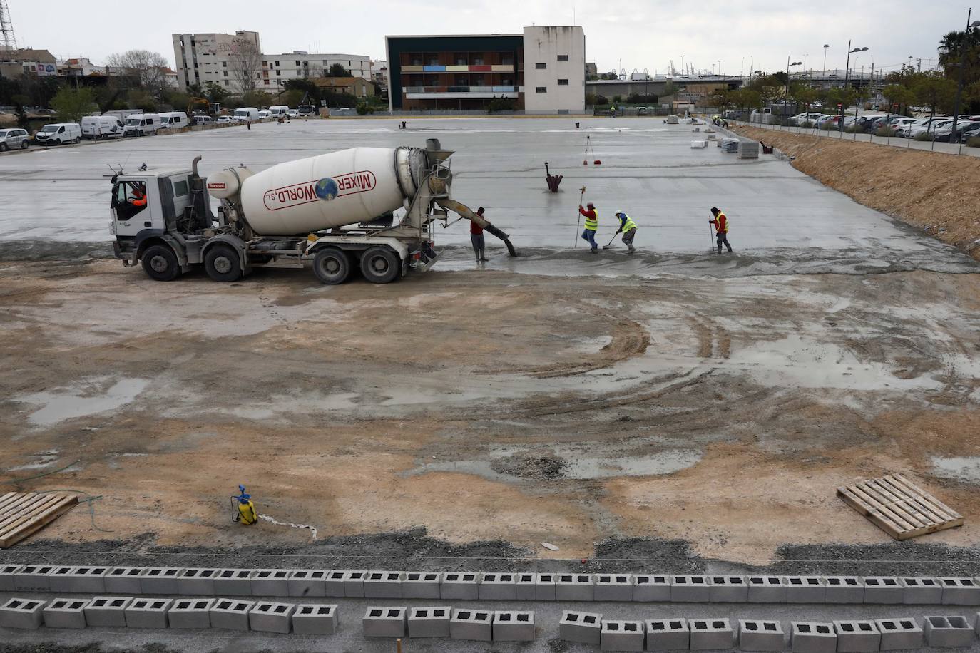 Obras para el hospital de campaña junto a La Fe tras la preparación del terreno.