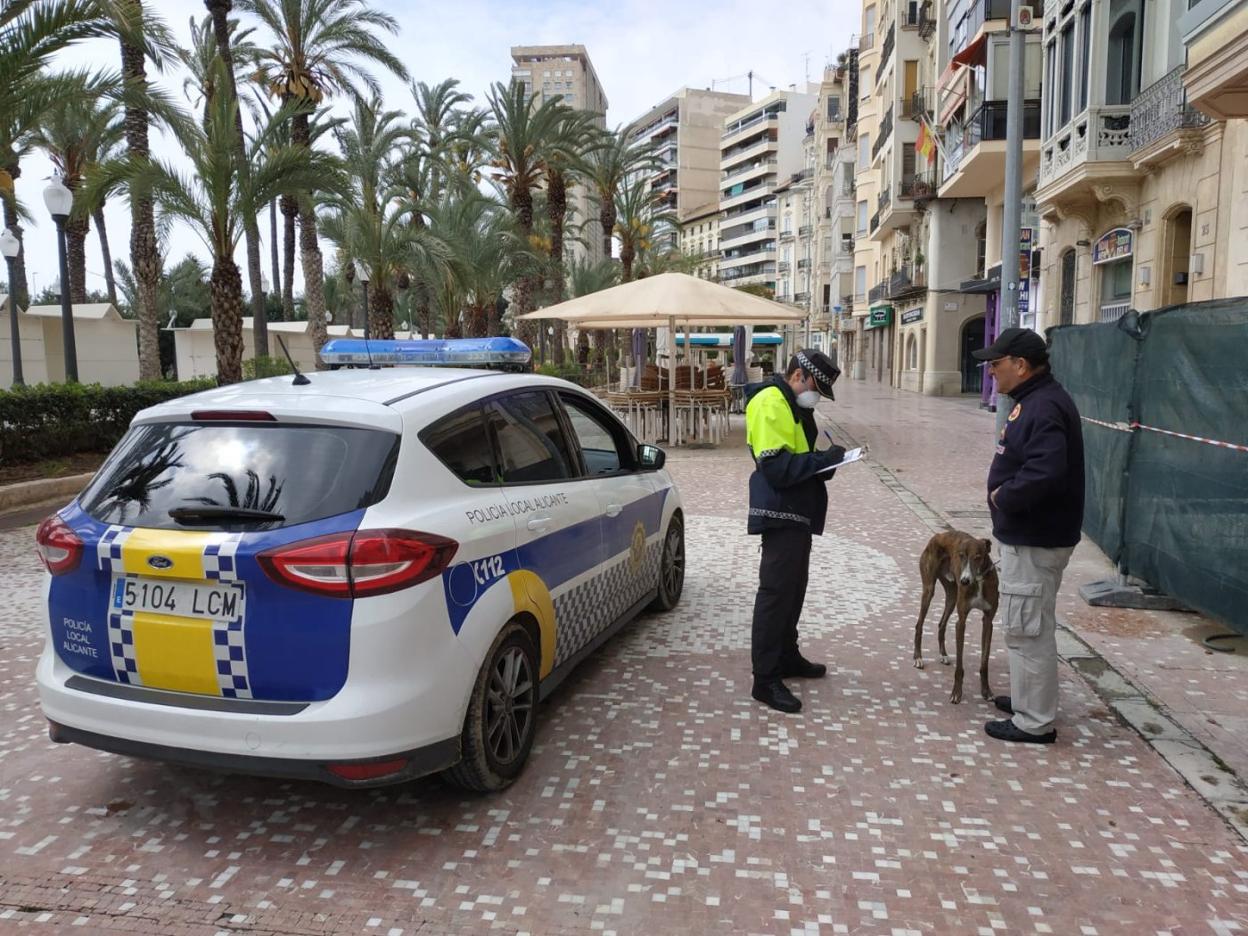 Un agente sanciona al dueño de un perro La Explanada. lp