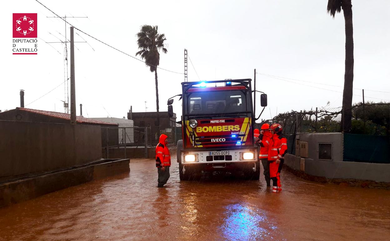 Bomberos de Castellón durante una actuación este martes. 