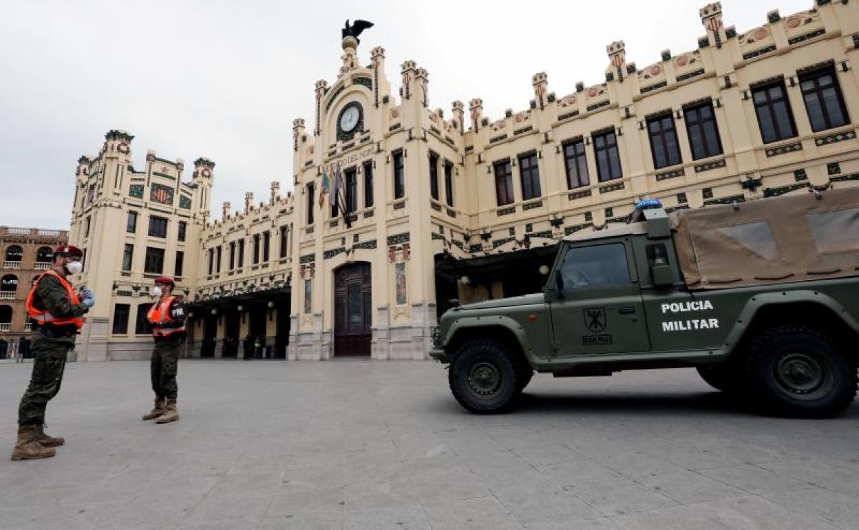 La Policía Militar, en la Estación del Norte de Valencia. 