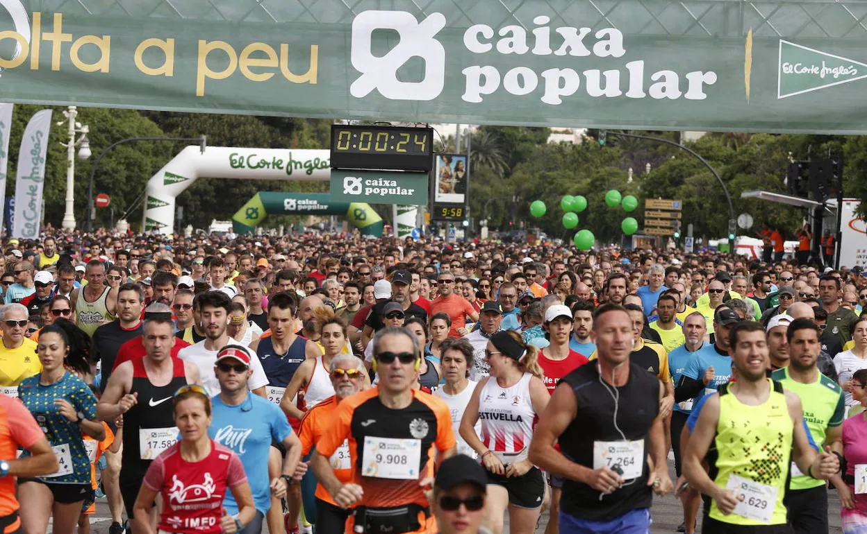 Miles de corredores toman la salida durante la pasada edición de la Volta a Peu de Valencia.