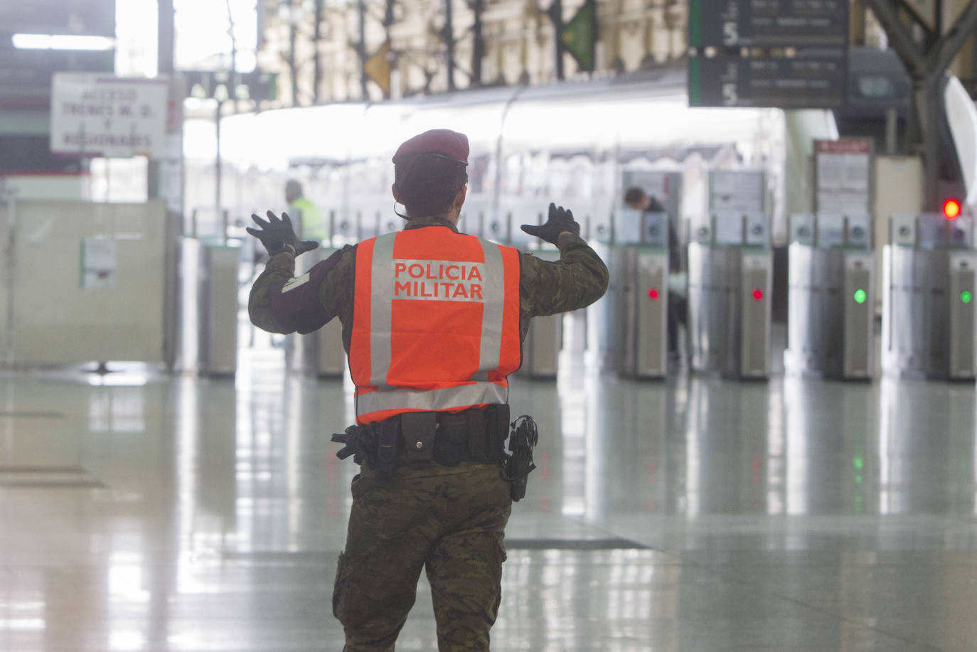 La Unidad Militar de Emergencia (UME) ha comenzado este domingo a realizar «reconocimiento previos» en siete ciudades donde puede haber mayor riesgo de propagación del virus, como Valencia, donde los militares vigilan ya las calles del centro de la ciudad para evitar más contagios entre la población valenciana. 