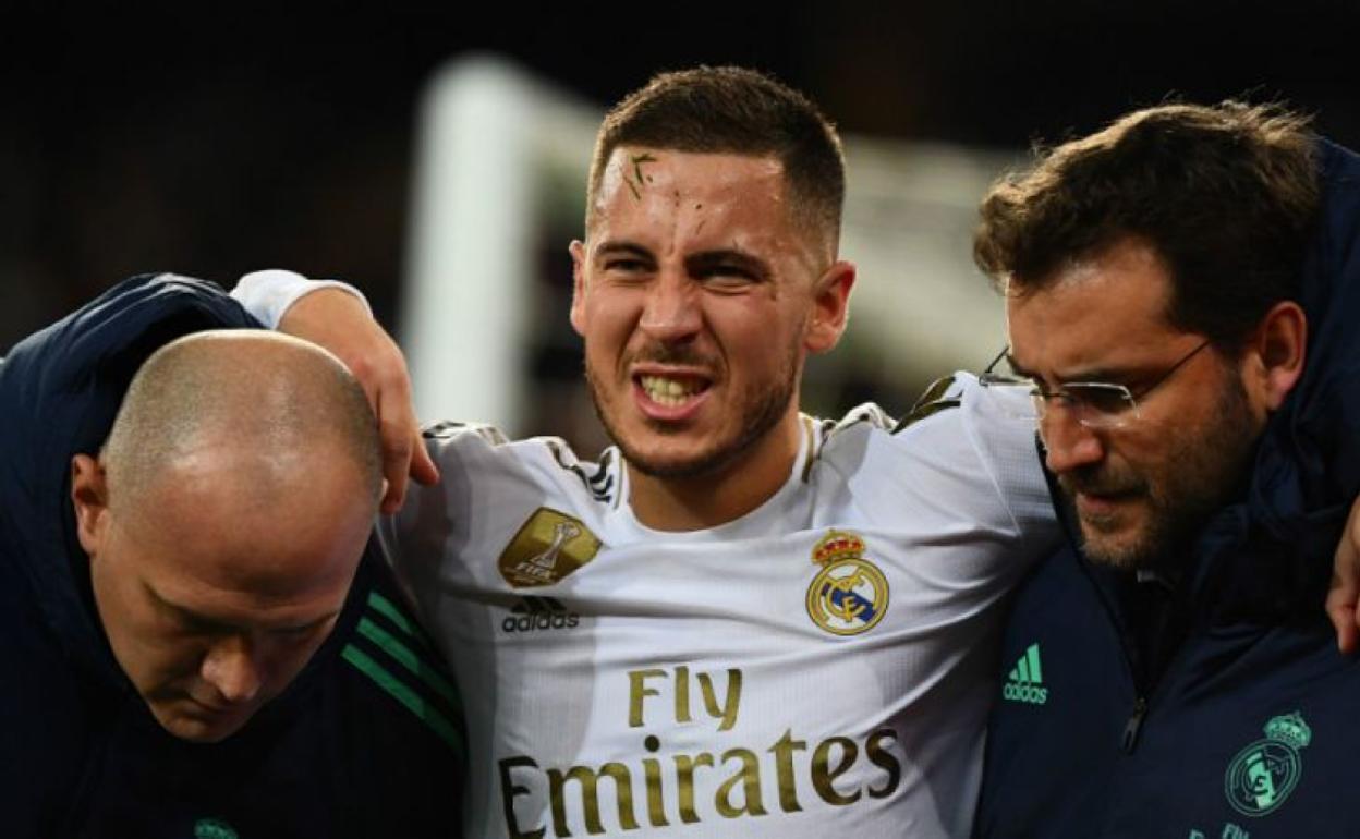 Eden Hazard se retira lesionado tras sufrir una entrada de su compatriota Meunier.