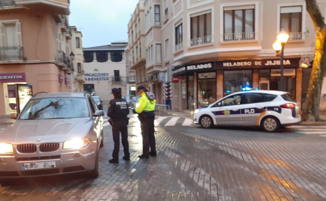 Agentes de la Policía Local de Dénia durante un control en la calle Marqués de Campo.