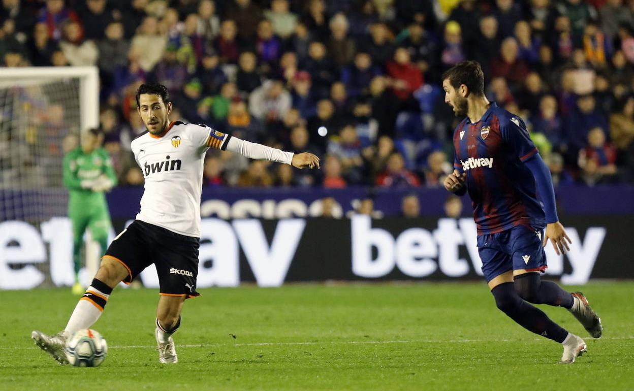 Parejo conduce el balón ante la presión de Campaña.