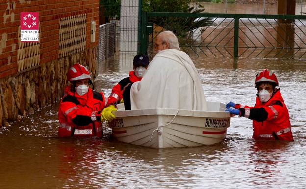 Los bomberos realizan rescates en Almassora, Borriana y Vilafamés por las lluvias