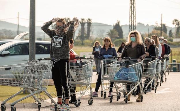 Colas para entrar a un supermercado.