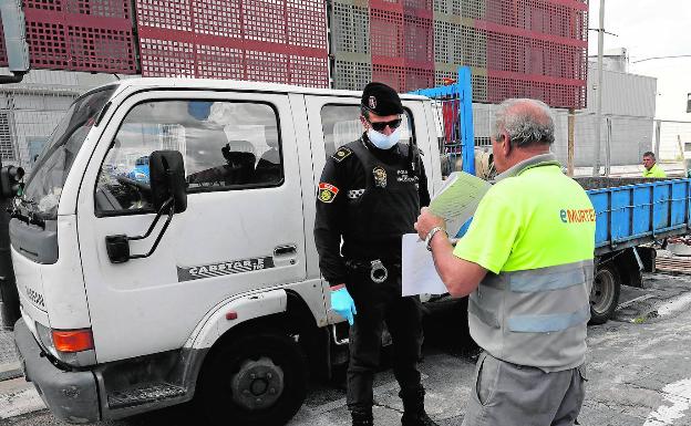 Un operario muestra el permiso laboral durante un control policial.