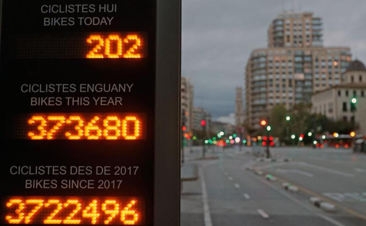 Luminoso que muestra el paso de ciclistas en el centro de Valencia.