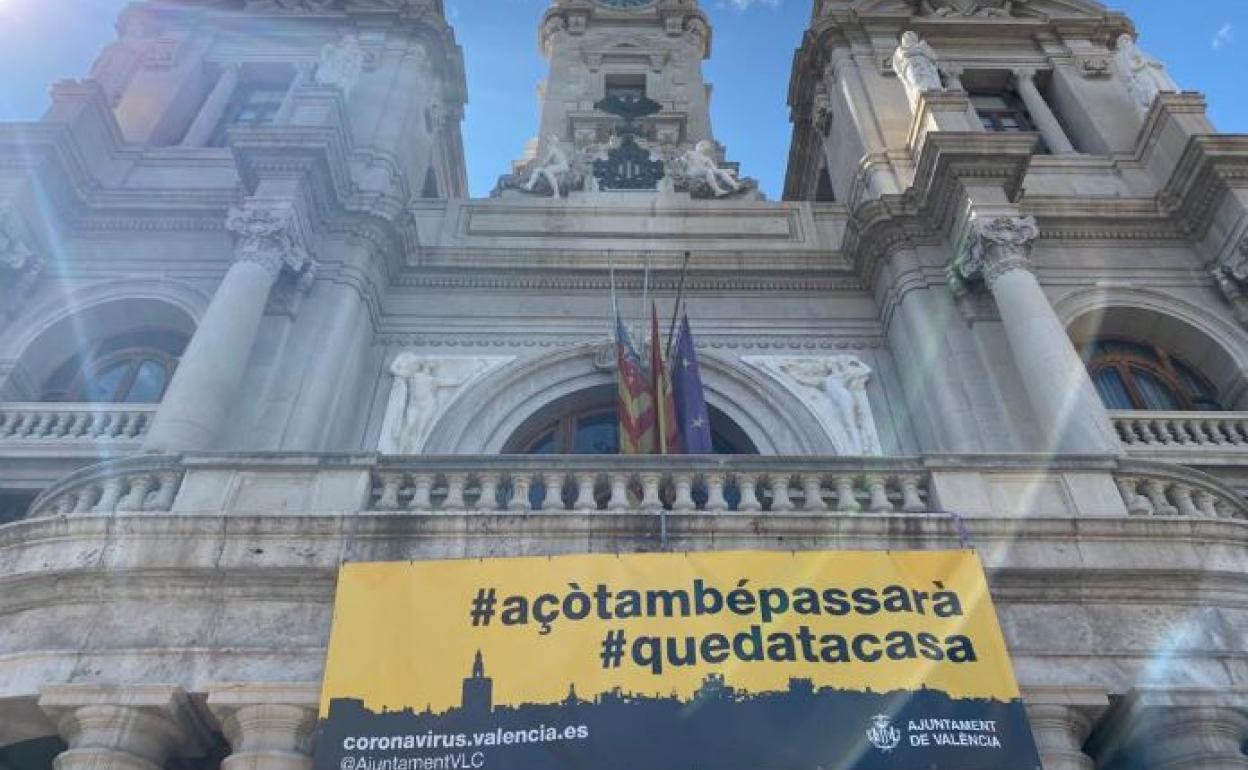 Pancarta desplegada en el balcón del Ayuntamiento de Valencia. @