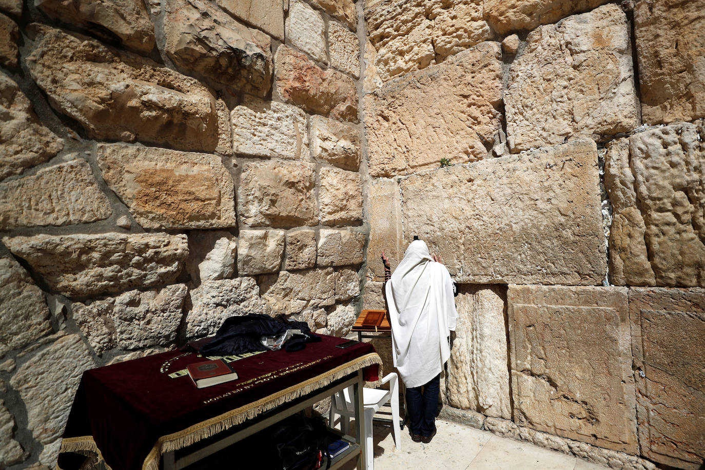 Un grupo de operarios ha limpiado las piedras de este lugar sagrado de Jerusalén, que cada año tocan miles de personas, fundamentalmente judíos pero también visitantes de otras confesiones, para prevenir contagios por coronavirus