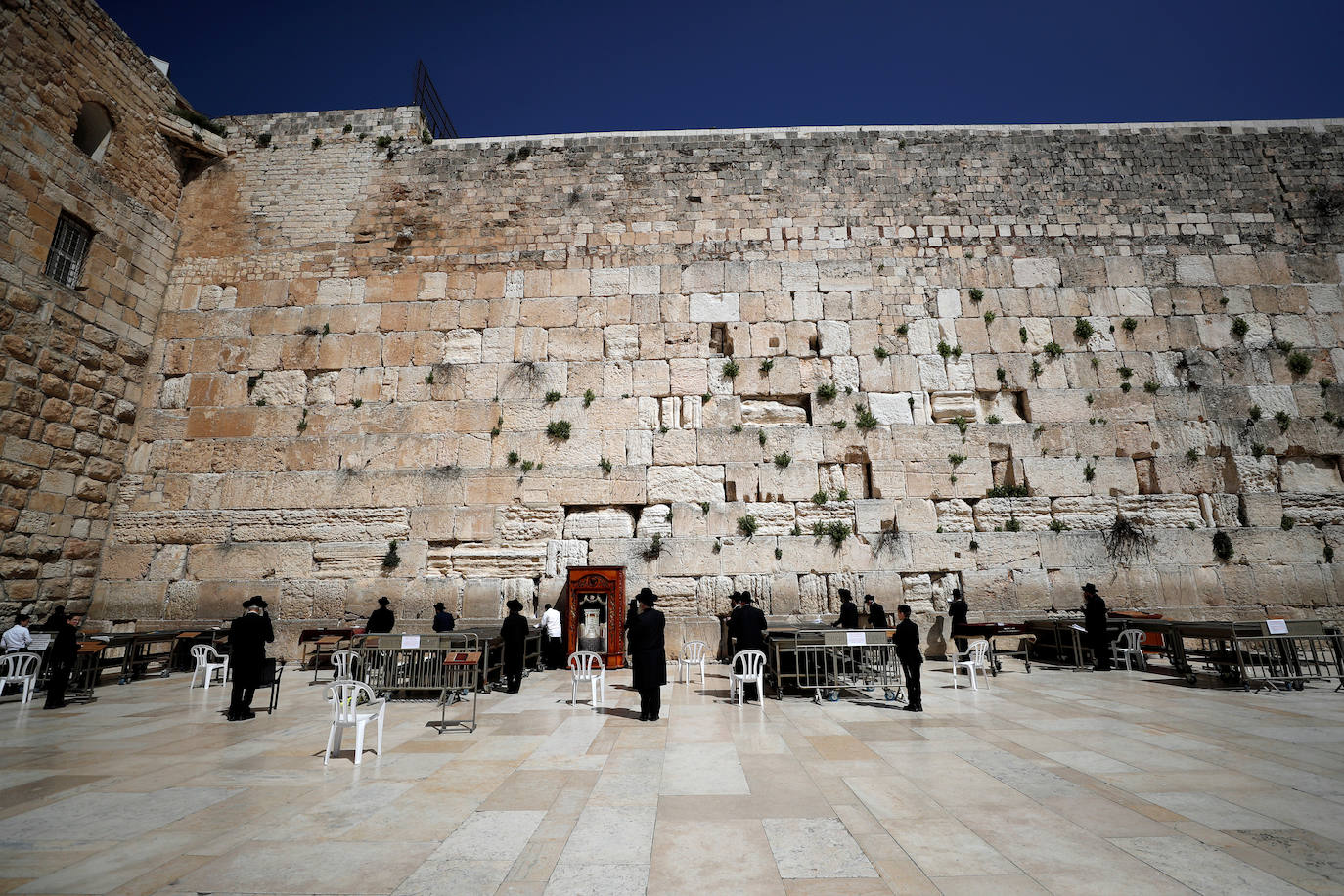 Un grupo de operarios ha limpiado las piedras de este lugar sagrado de Jerusalén, que cada año tocan miles de personas, fundamentalmente judíos pero también visitantes de otras confesiones, para prevenir contagios por coronavirus