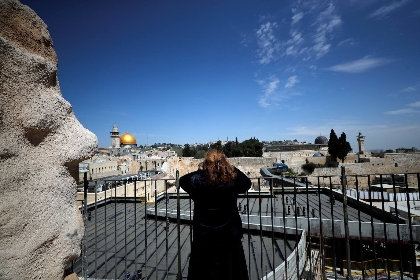 Un grupo de operarios ha limpiado las piedras de este lugar sagrado de Jerusalén, que cada año tocan miles de personas, fundamentalmente judíos pero también visitantes de otras confesiones, para prevenir contagios por coronavirus