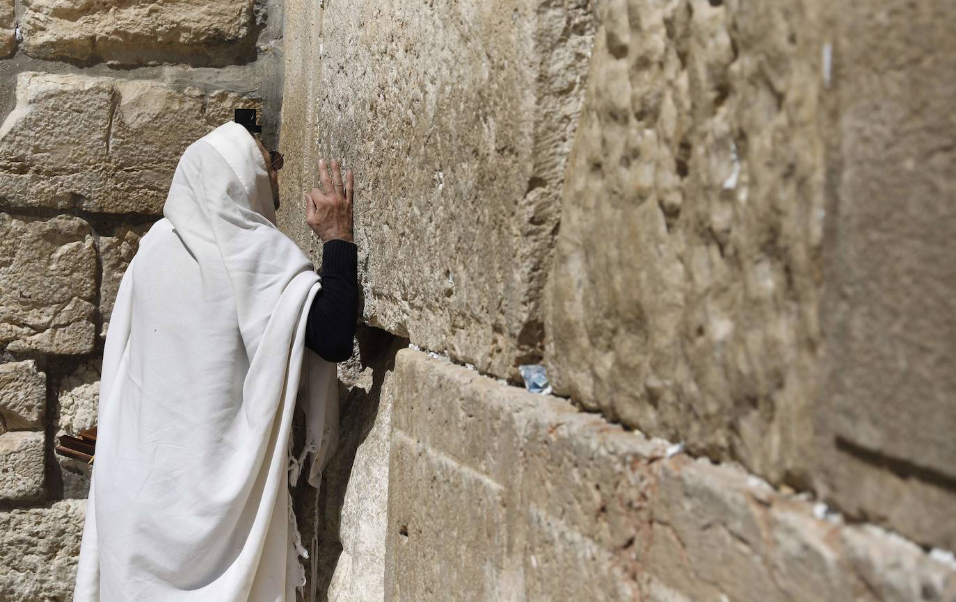 Un grupo de operarios ha limpiado las piedras de este lugar sagrado de Jerusalén, que cada año tocan miles de personas, fundamentalmente judíos pero también visitantes de otras confesiones, para prevenir contagios por coronavirus