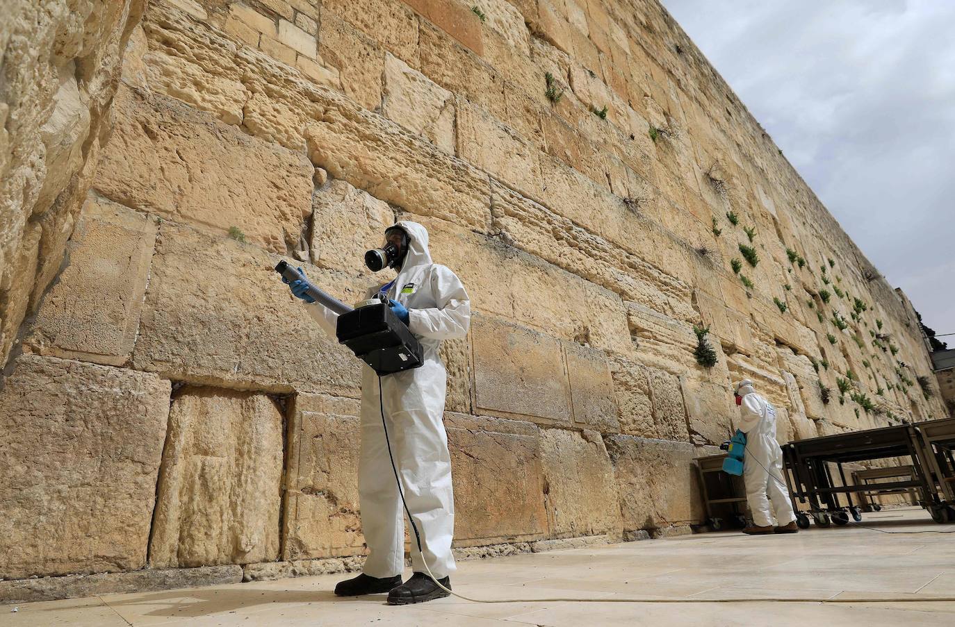 Un grupo de operarios ha limpiado las piedras de este lugar sagrado de Jerusalén, que cada año tocan miles de personas, fundamentalmente judíos pero también visitantes de otras confesiones, para prevenir contagios por coronavirus