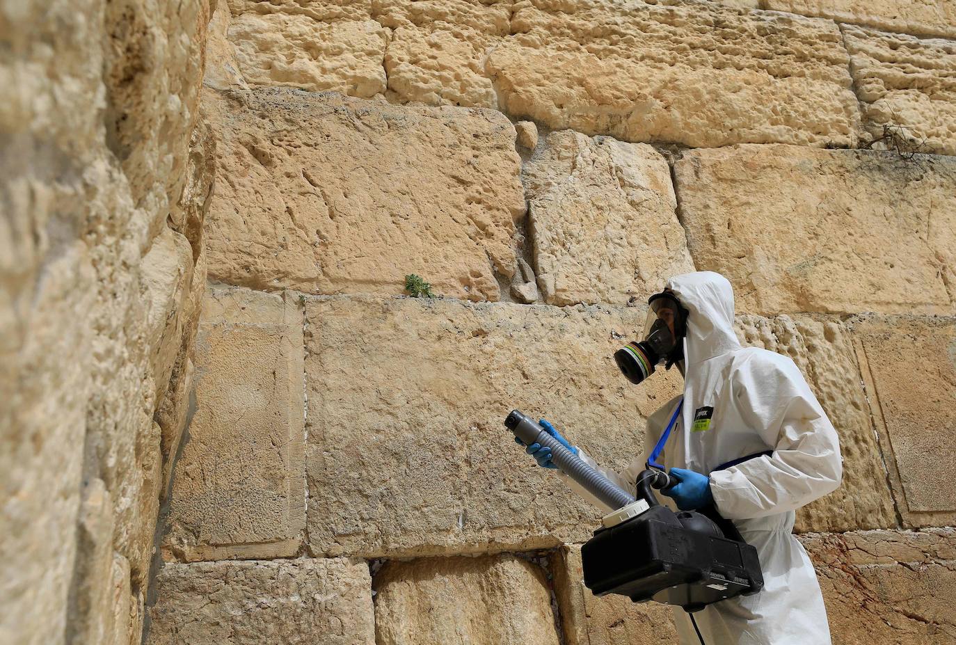 Un grupo de operarios ha limpiado las piedras de este lugar sagrado de Jerusalén, que cada año tocan miles de personas, fundamentalmente judíos pero también visitantes de otras confesiones, para prevenir contagios por coronavirus