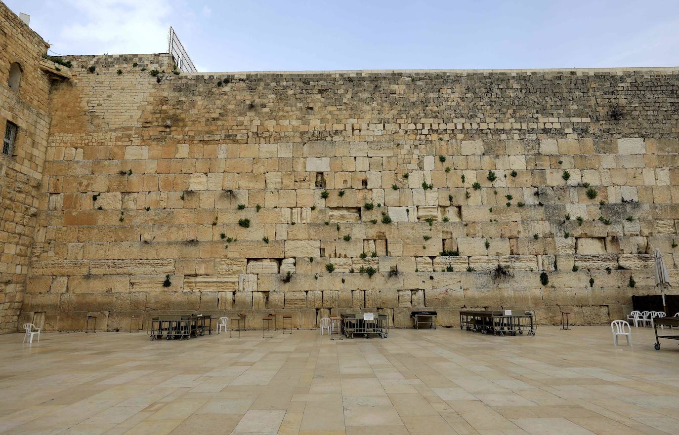 Un grupo de operarios ha limpiado las piedras de este lugar sagrado de Jerusalén, que cada año tocan miles de personas, fundamentalmente judíos pero también visitantes de otras confesiones, para prevenir contagios por coronavirus