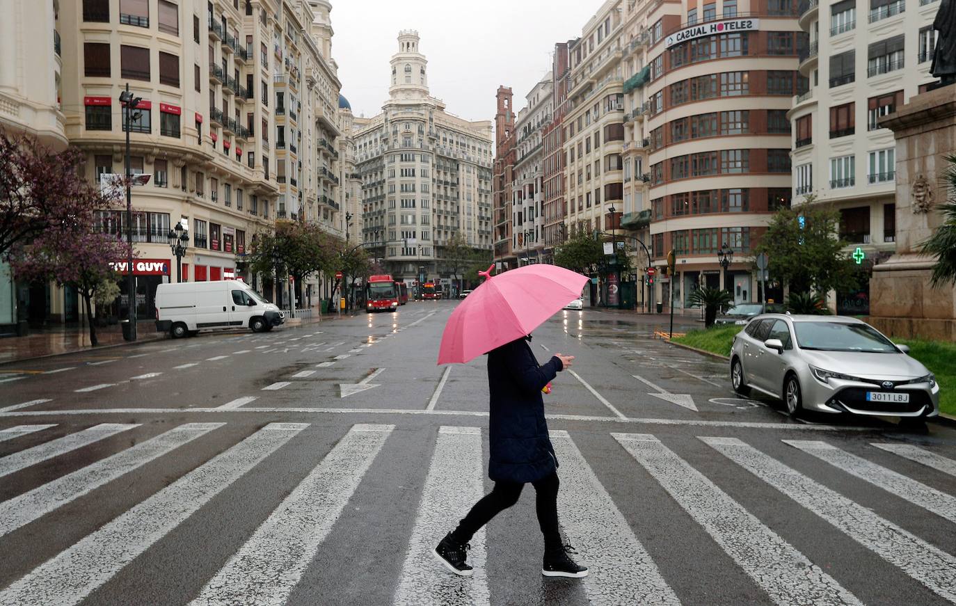 Valencia afronta la tercera semana de estado de alarma por el coronavirus. La ciudad vacía y acciones solidarias en Paterna y Mislata.