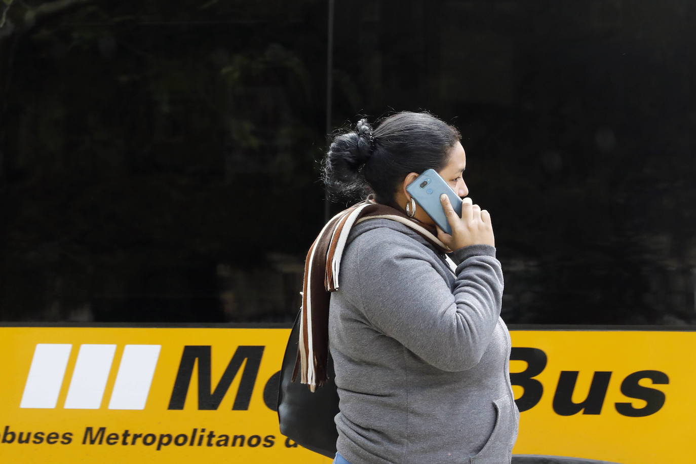 Valencia afronta la tercera semana de estado de alarma por el coronavirus. La ciudad vacía y acciones solidarias en Paterna y Mislata.