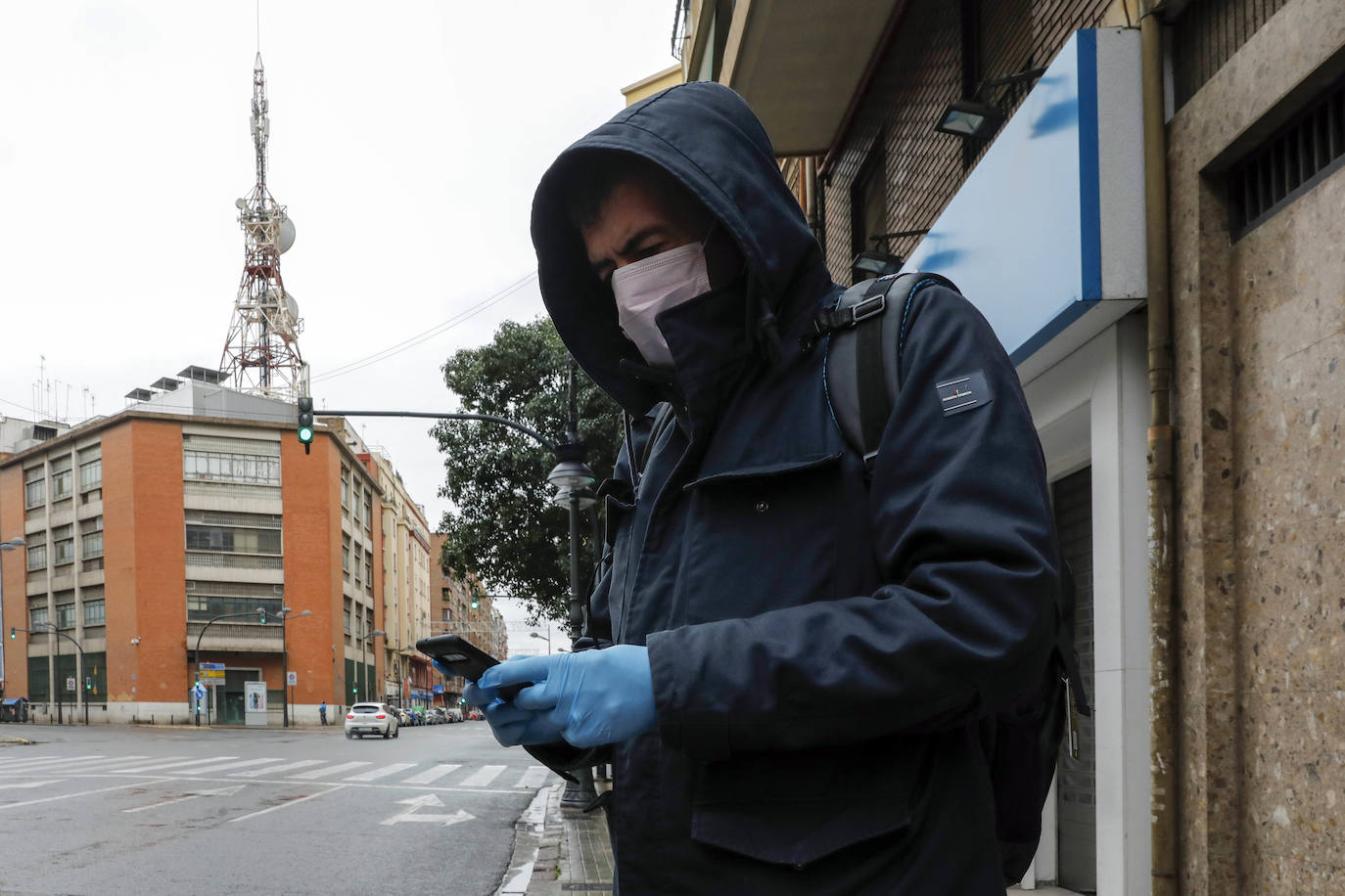 Valencia afronta la tercera semana de estado de alarma por el coronavirus. La ciudad vacía y acciones solidarias en Paterna y Mislata.