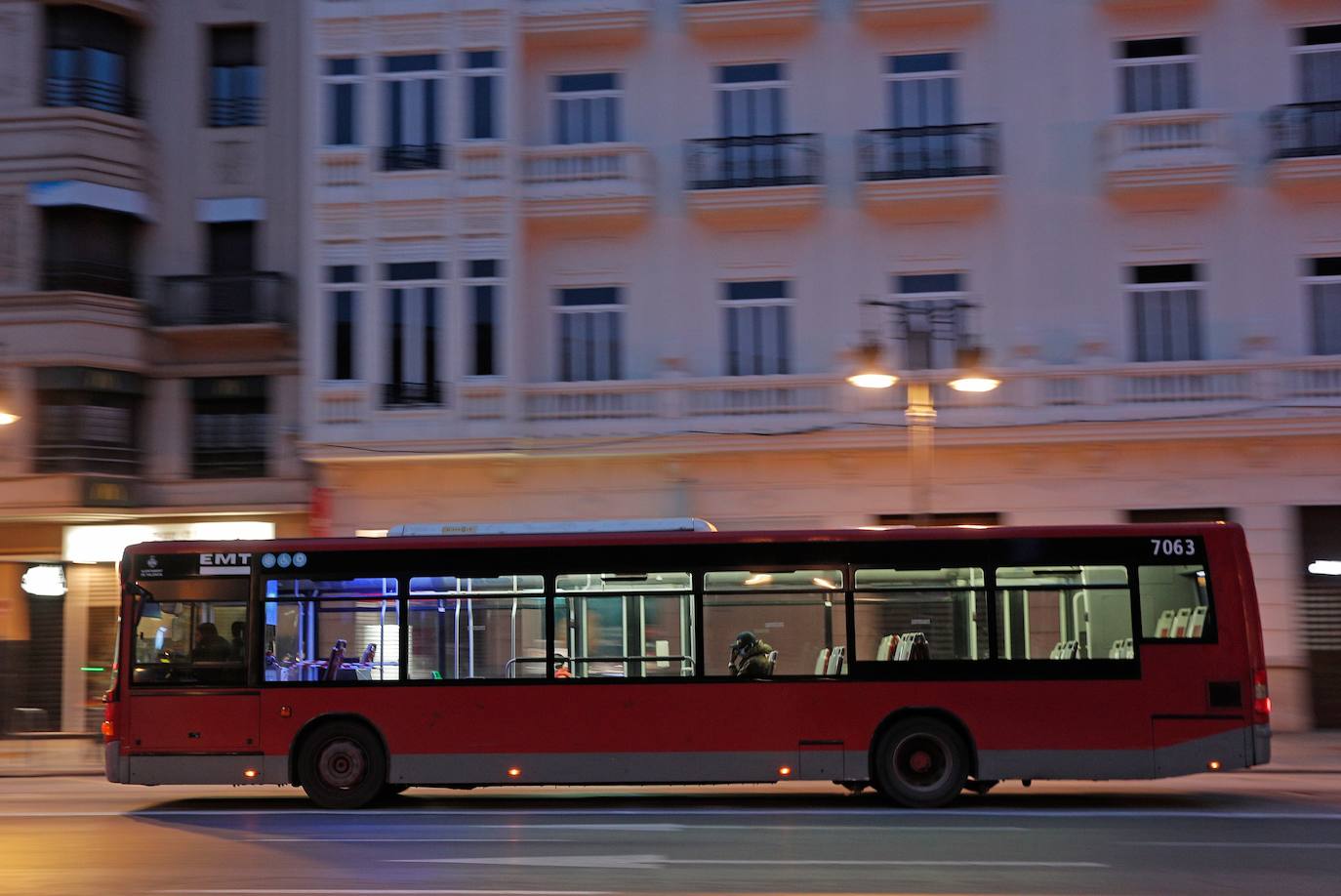 Valencia afronta la tercera semana de estado de alarma por el coronavirus. La ciudad vacía y acciones solidarias en Paterna y Mislata.