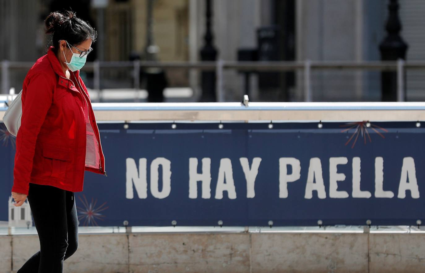 Valencia afronta la tercera semana de estado de alarma por el coronavirus. La ciudad vacía y acciones solidarias en Paterna y Mislata.