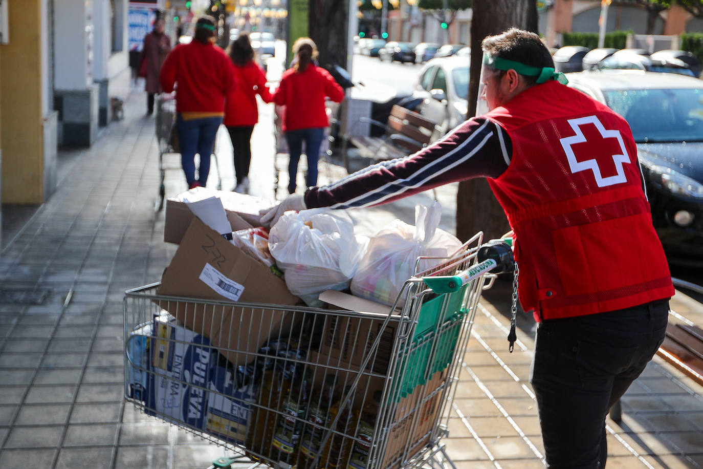 Valencia afronta la tercera semana de estado de alarma por el coronavirus. La ciudad vacía y acciones solidarias en Paterna y Mislata.