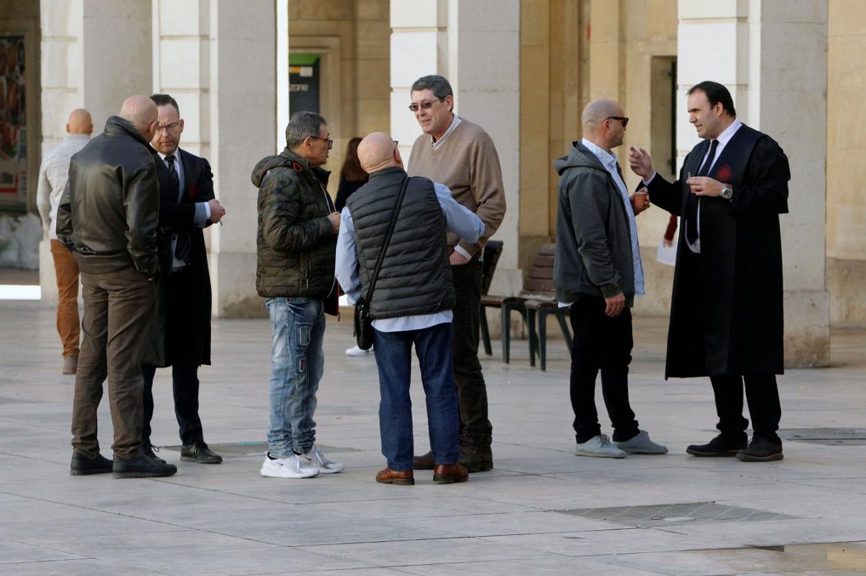 Cinco de los acusados en el juicio, ayer en la puerta de la Audiencia Provincial. 