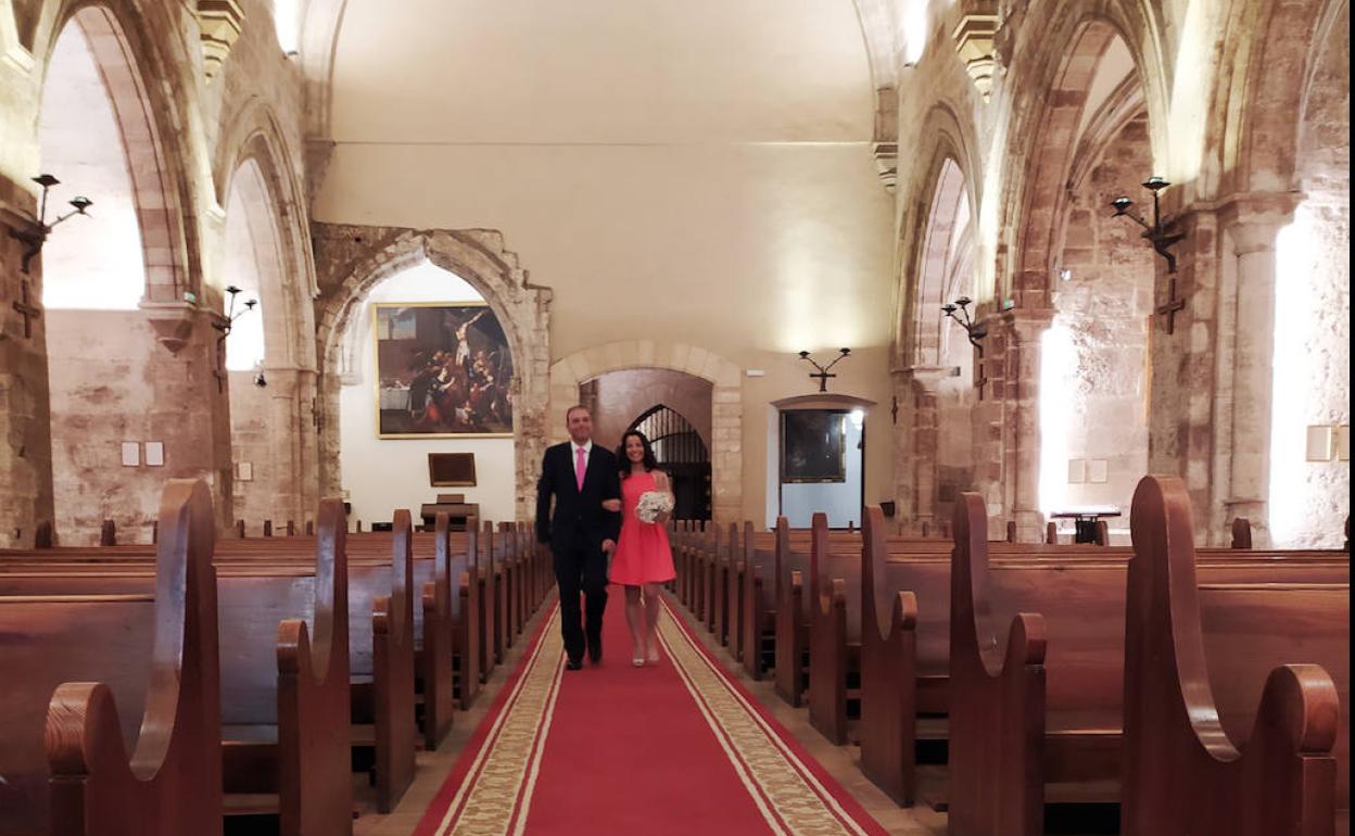 Salva y Susanna, a su llegada al altar de San Juan del Hospital, el día de su boda 