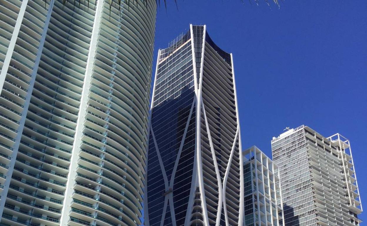 Fotografía de este martes donde se muestra el edificio One Thousand Museum (c), situado en el bulevar Biscayne.