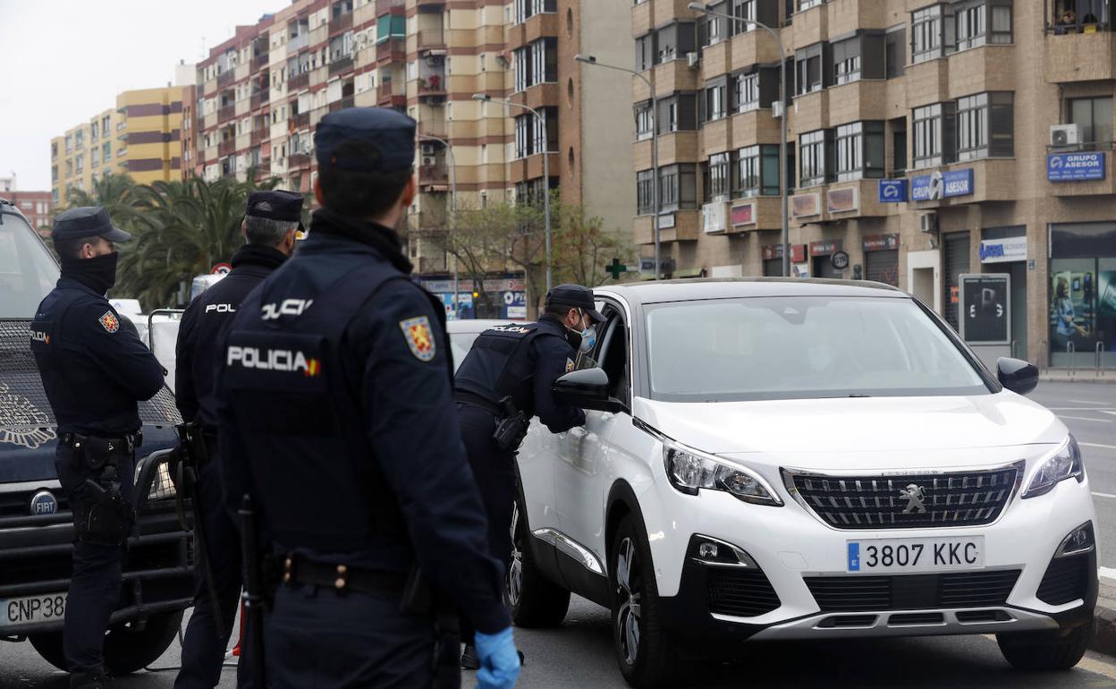 Un control policial, a la entrada de Valencia.