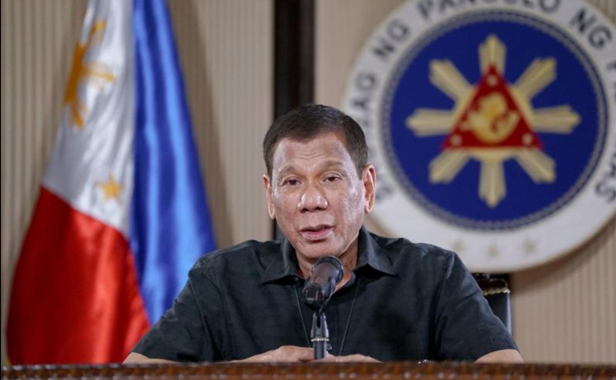 Rodrigo Duterte, presidente de Filipinas, emite un comunicado oficial desde el palacio presidencial en Manila.