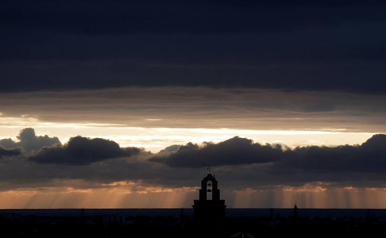 Vista general del amanecer nublado cuando la Agencia Estatal de Meteorología (Aemet) prevé para hoy, jueves, precipitaciones fuertes y/o persistentes en Baleares y en la Comunitat Valenciana,