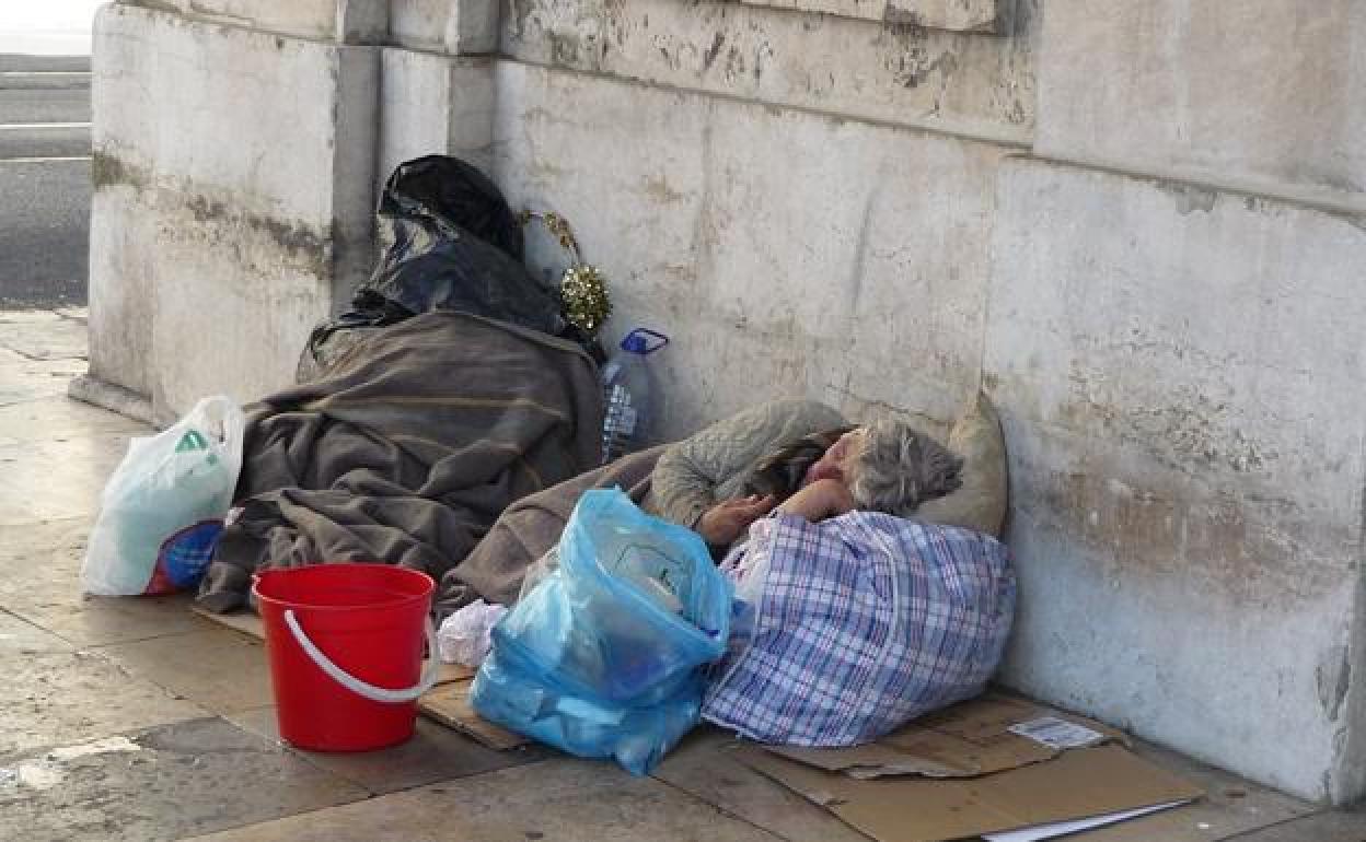 Un sin techo duerme en la calle.