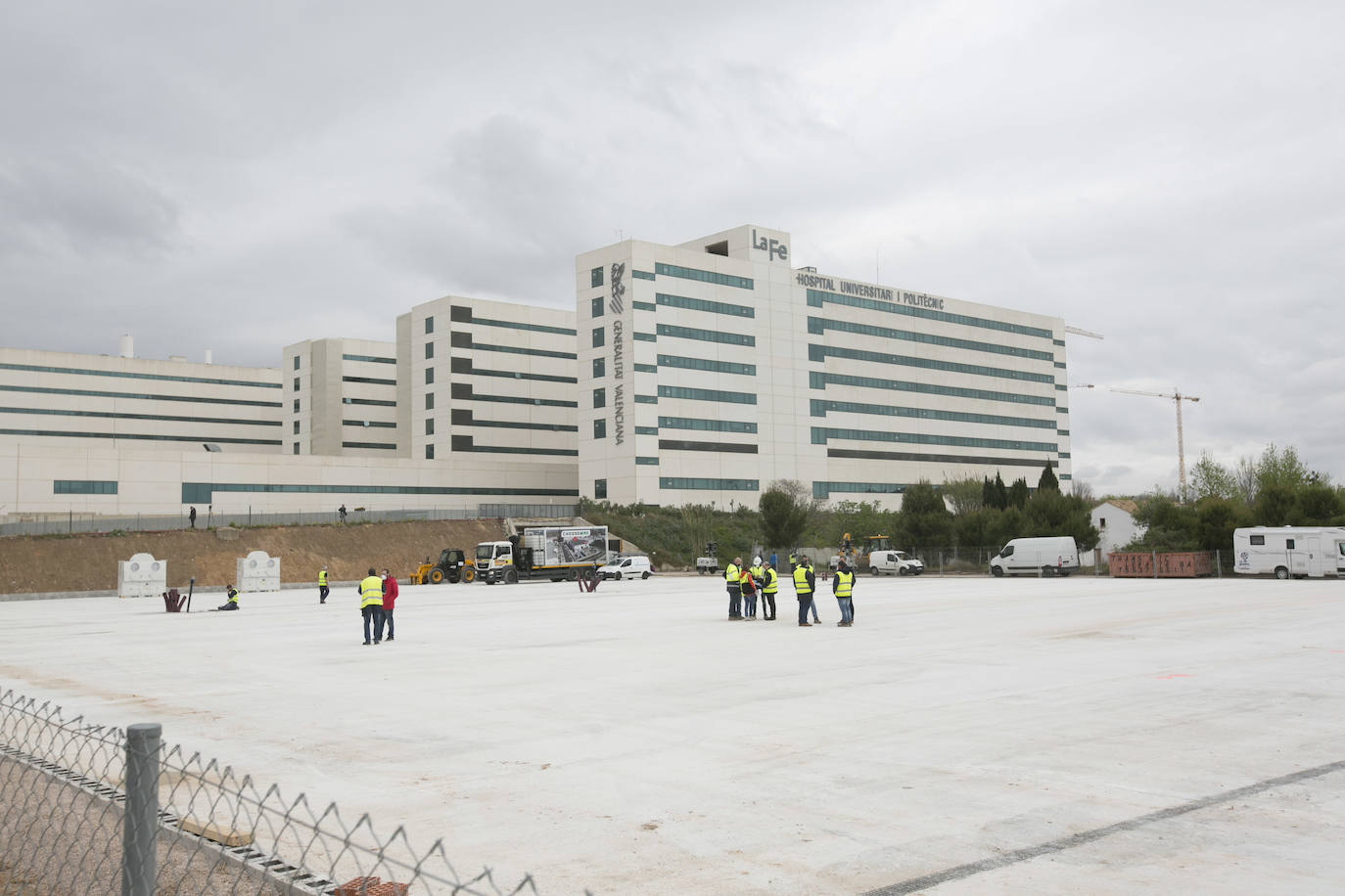 Obras para preparar el hospital de campaña junto a La Fe, en la segunda semana de estado de alarma.