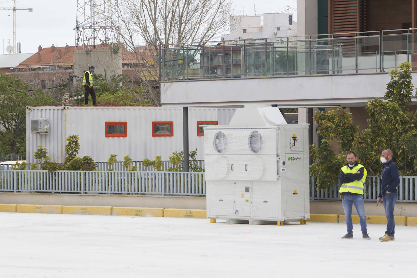 Obras para preparar el hospital de campaña junto a La Fe, en la segunda semana de estado de alarma.