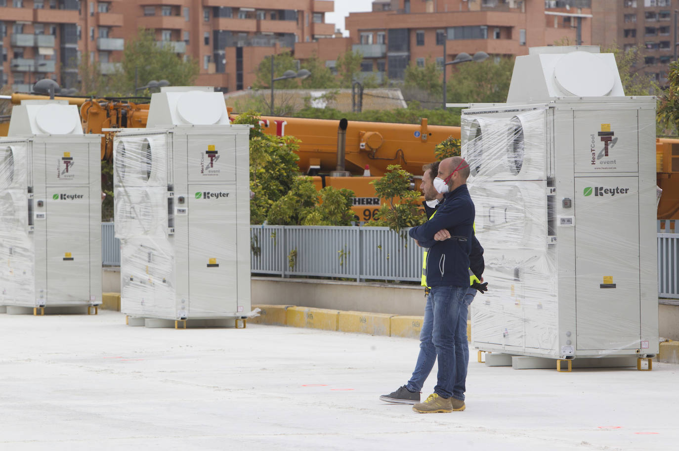 Obras para preparar el hospital de campaña junto a La Fe, en la segunda semana de estado de alarma.