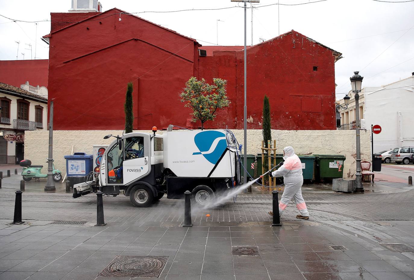 Valencia afronta la tercera semana de estado de alarma por el coronavirus. La ciudad vacía y acciones solidarias en Paterna y Mislata.