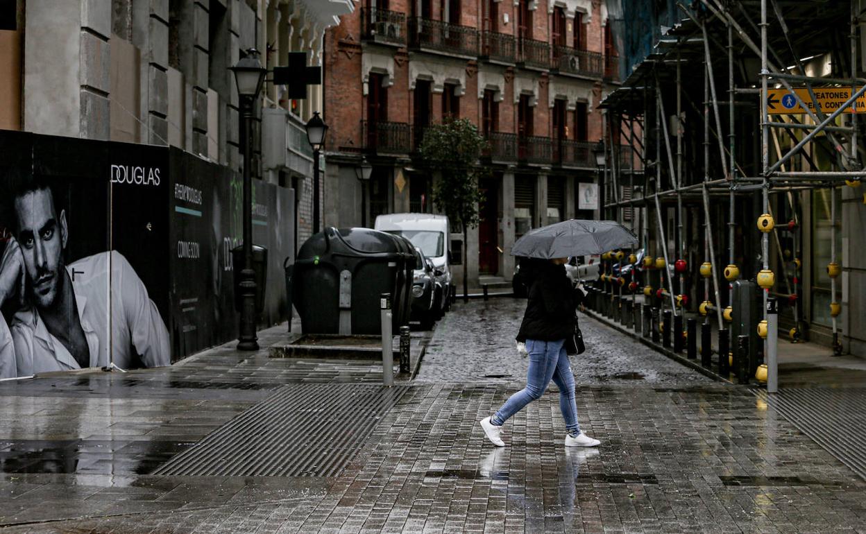 Una mujer caminapor la calle durante el estado de alarma.