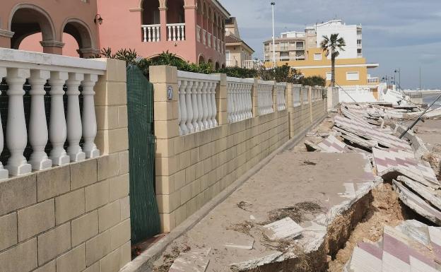 Destrozos en primera línea de costa de El Perelló. 