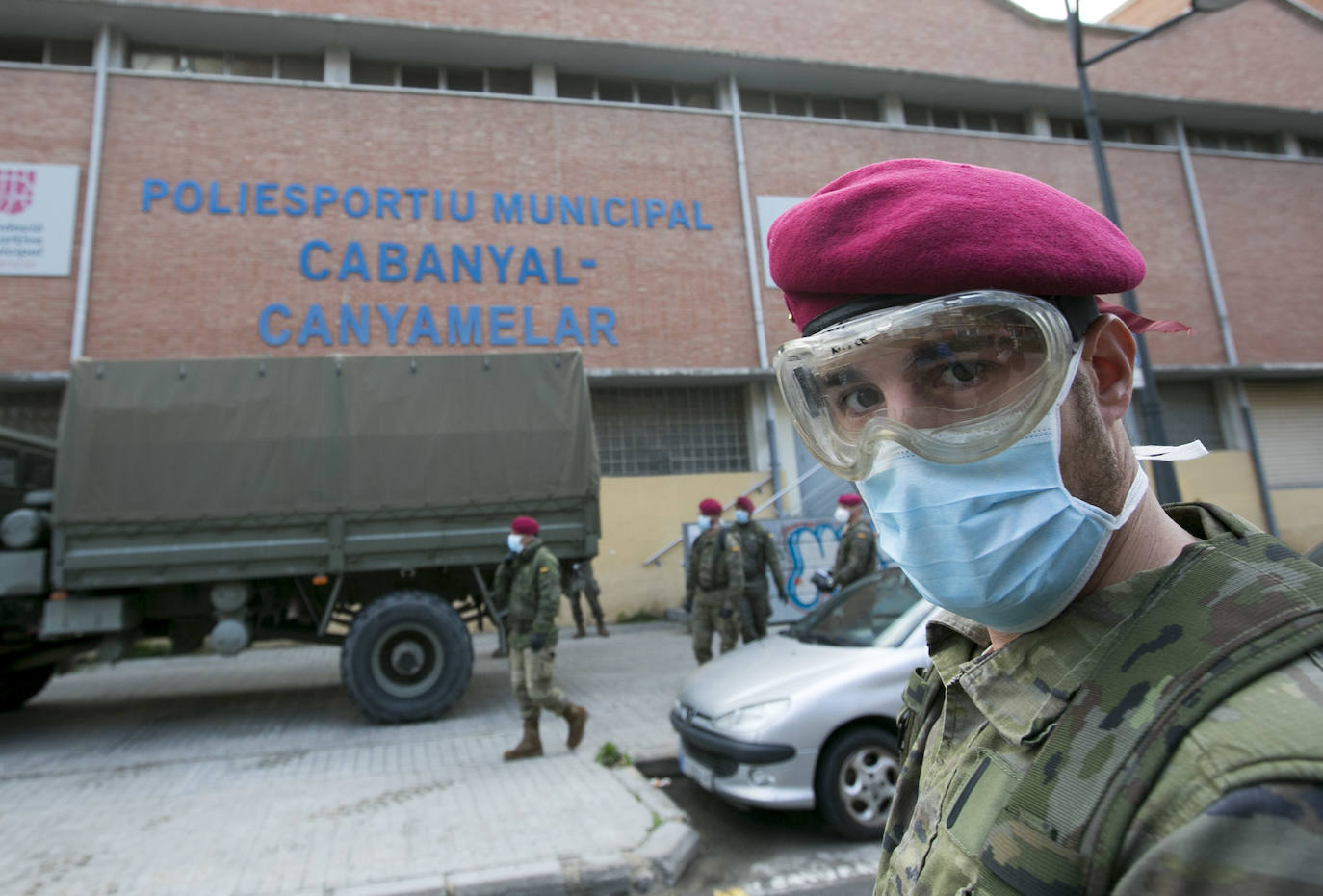 Militares del ejército colocan los materiales necesarios para adecuar el polideportivo del Cabanyal en un albergue para personas sin techo. 