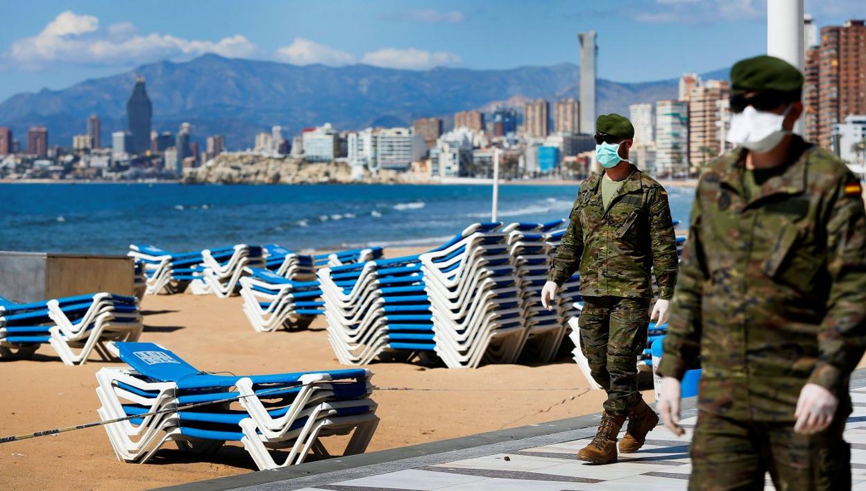 Boinas verdes recorren las playas vacías de Benidorm. efe